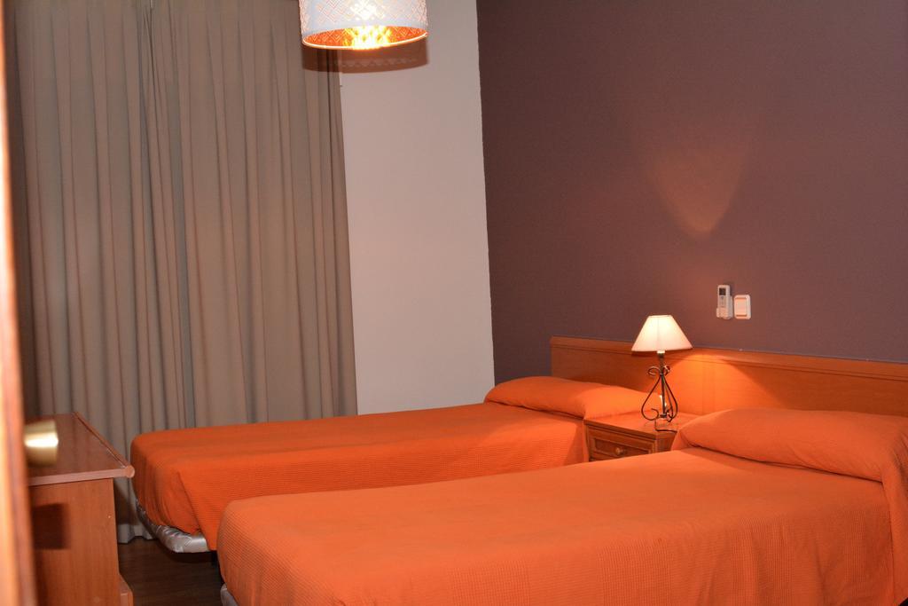 Hostal Gastrobar Carmelo Villarejo de Salvanés Esterno foto
